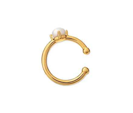 Zlatá náušnica Ear cuff so sladkovodnou perlou z chovu na bielom pozadí.