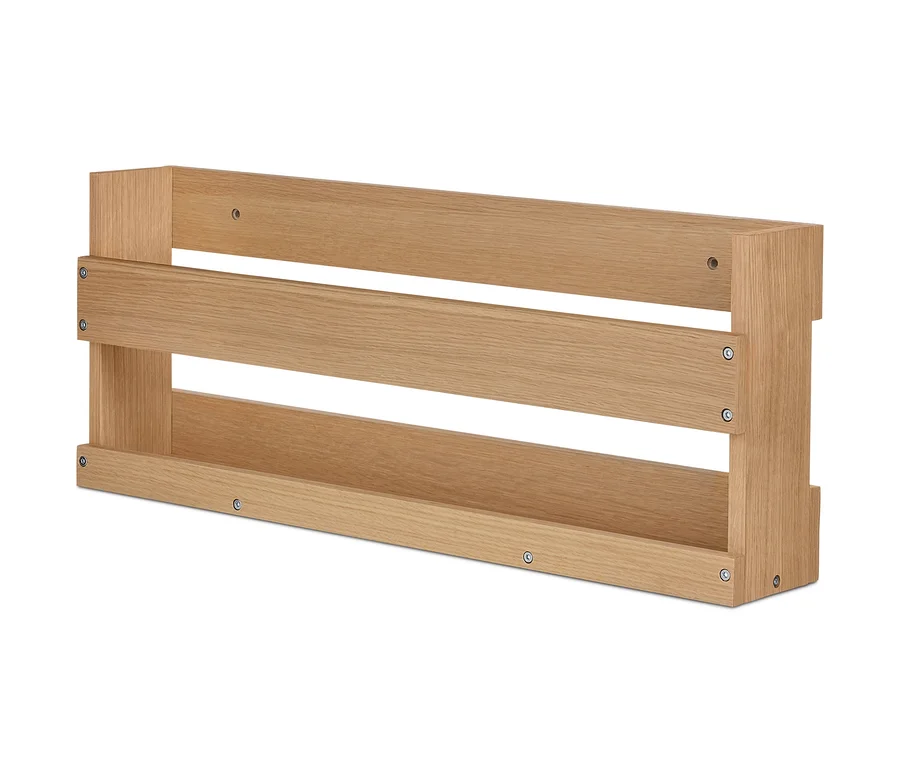 Detailný záber na drevený nástenný regál.