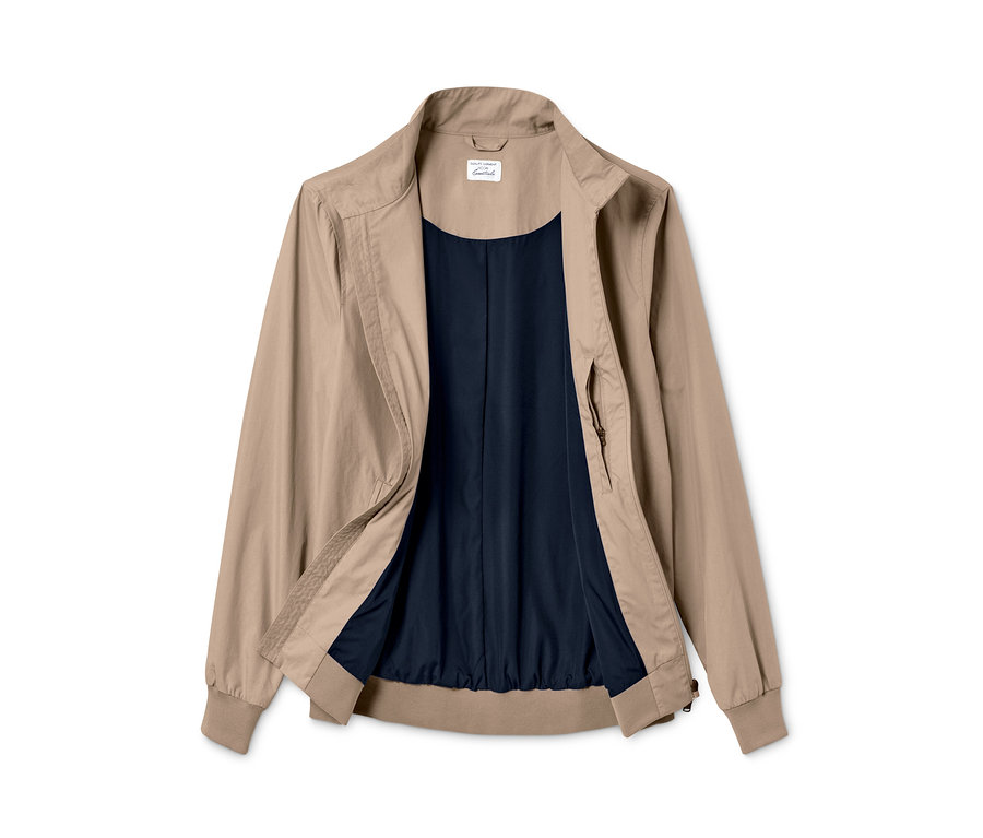 Otvorený béžový bluzón s tmavomodrou podšívkou.