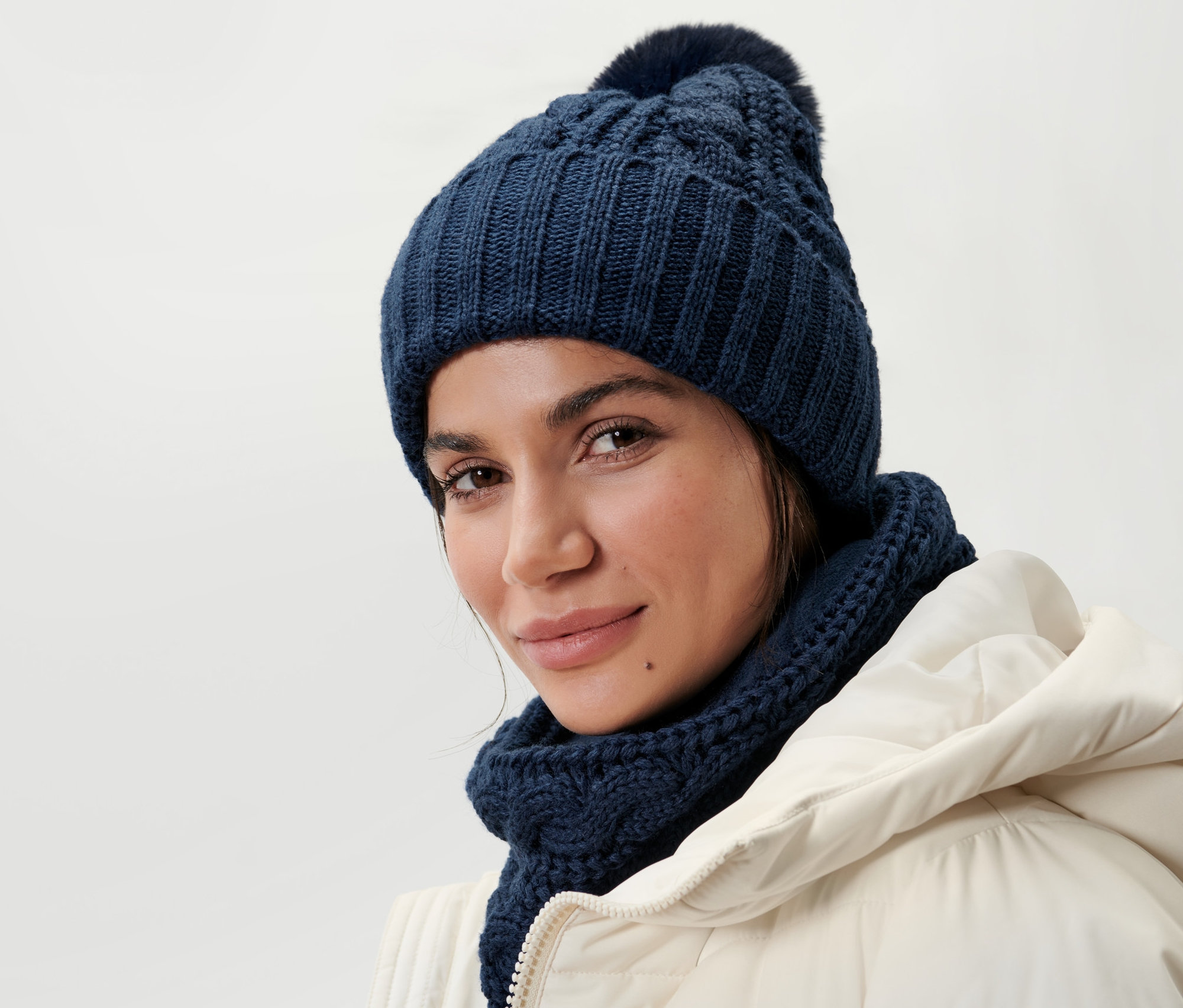 Žena má na sebe pletenú čiapku.