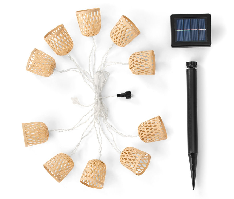 Solárna svetelná reťaz s desiatimi svetlami a solárnym panelom na bielom pozadí.