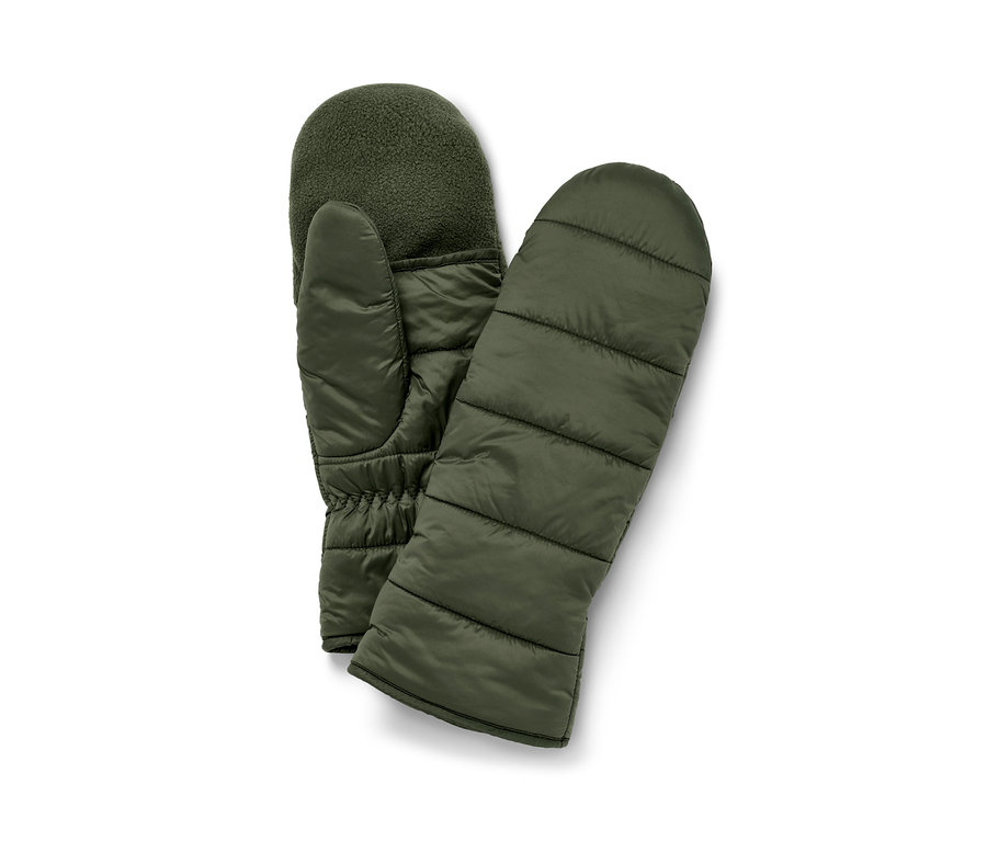 Dvoje prešívané palčiaky s príklopkou v olivovej farbe ležia vedľa seba.