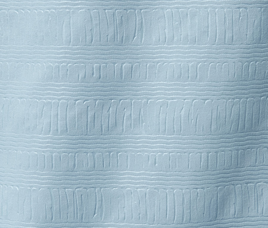 Detail modrej krepovej látky s reliéfnym vzorom.