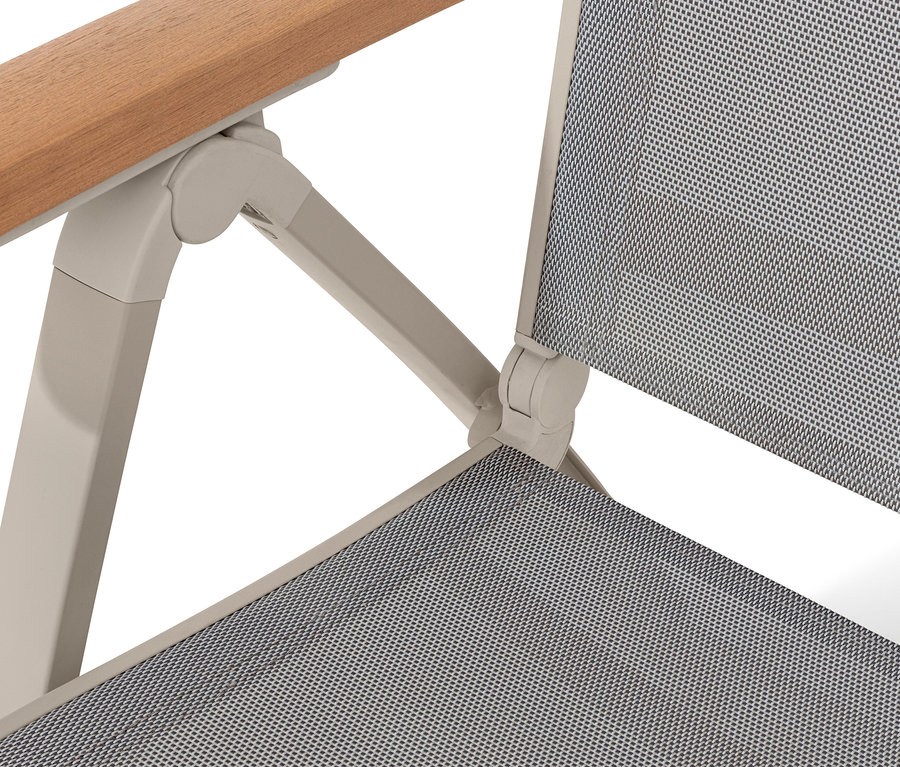 Detail kresla »Liska« s vysokým nastaviteľným operadlom.