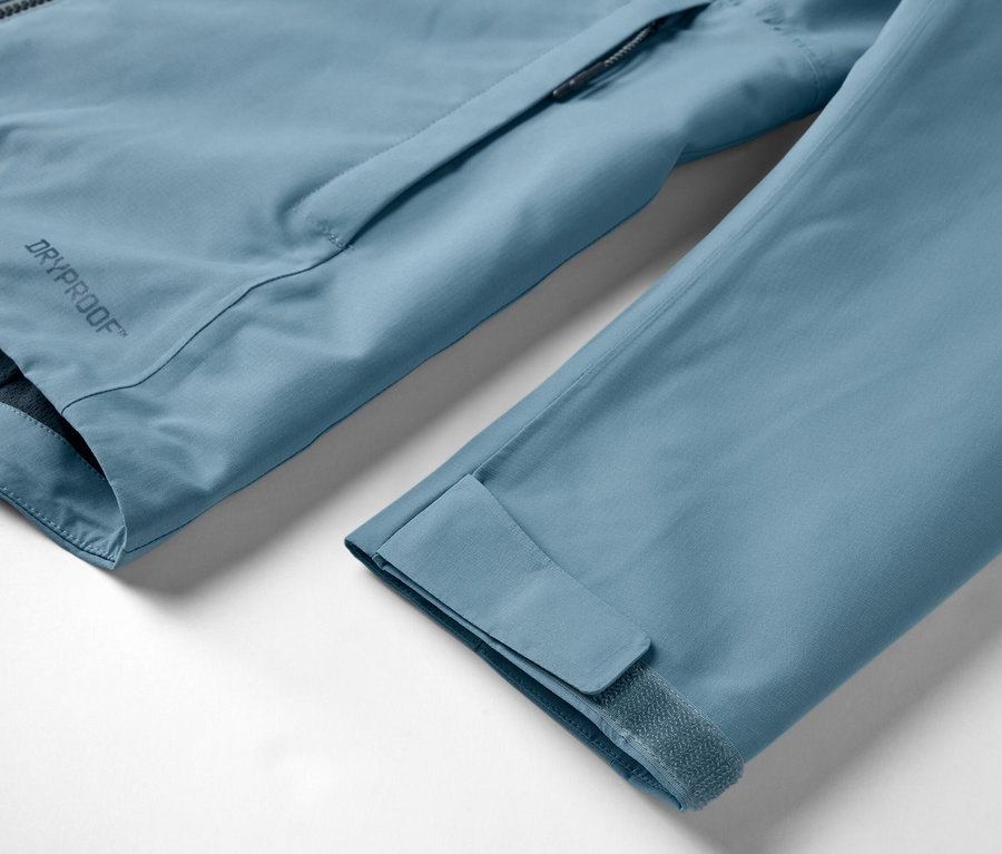 Detail svetlomodrej funkčnej bundy.