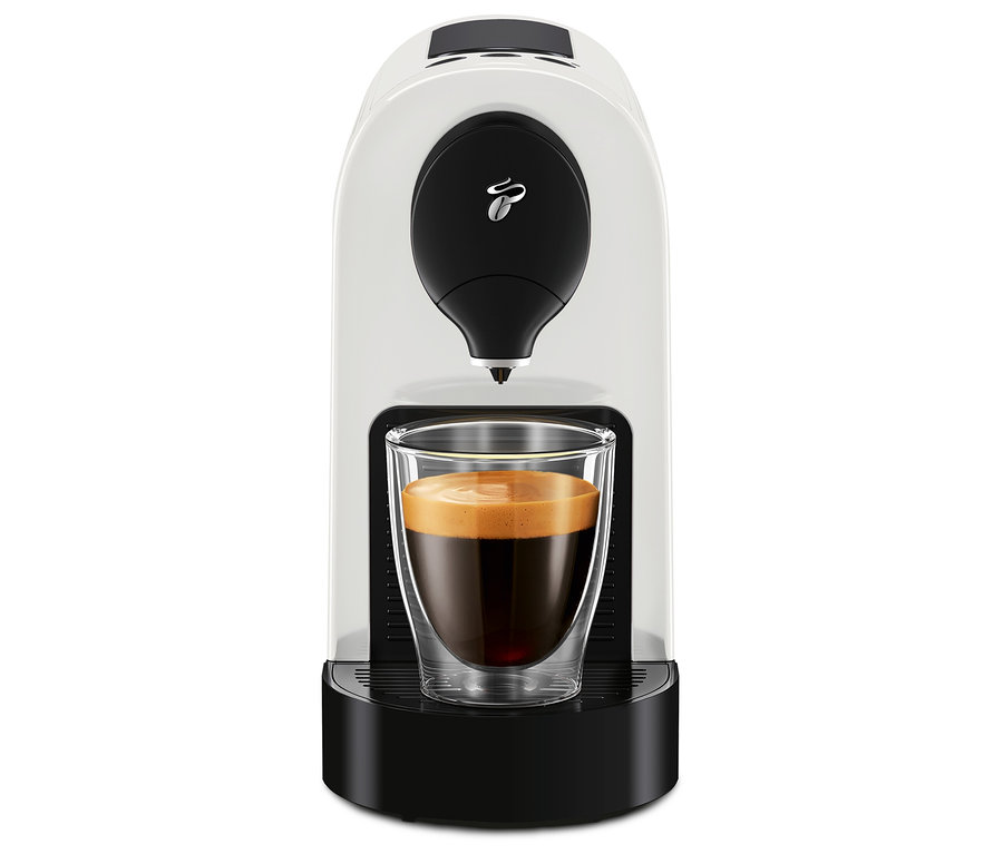 Biely kávovar Cafissimo pure+ so šálkou kávy.