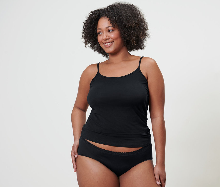 Žena má na sebe čierne nohavičky (5 ks) a čierne tielka so špagetovými ramienkami (2 ks).