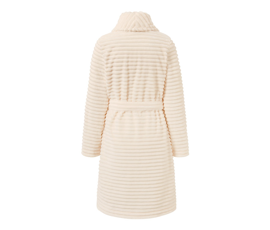 Pohľad zozadu na mäkučký župan krémovej farby s opaskom.