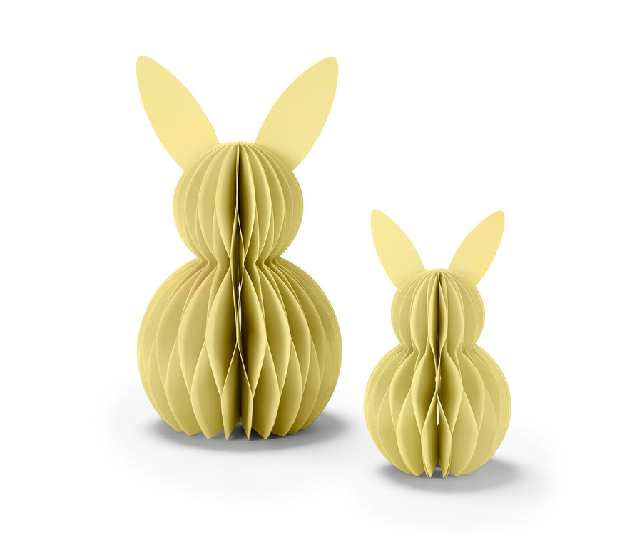 Dva žltí papieroví veľkonoční zajkovia stoja vedľa seba.