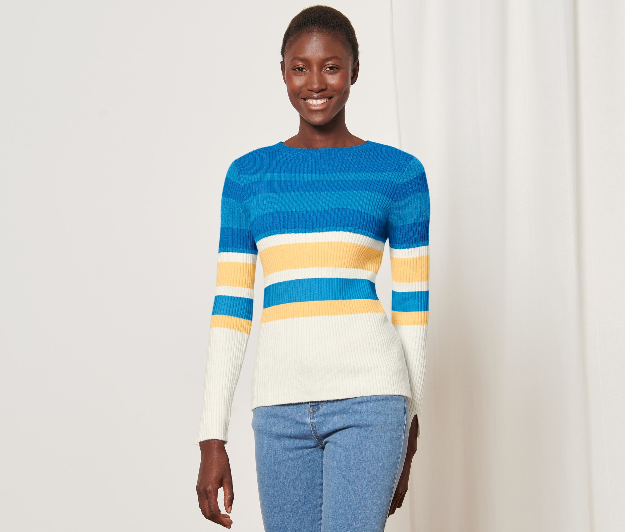 Žena má na sebe rebrovaný pulóver s modrými, žltými a bielymi vodorovnými pruhmi.
