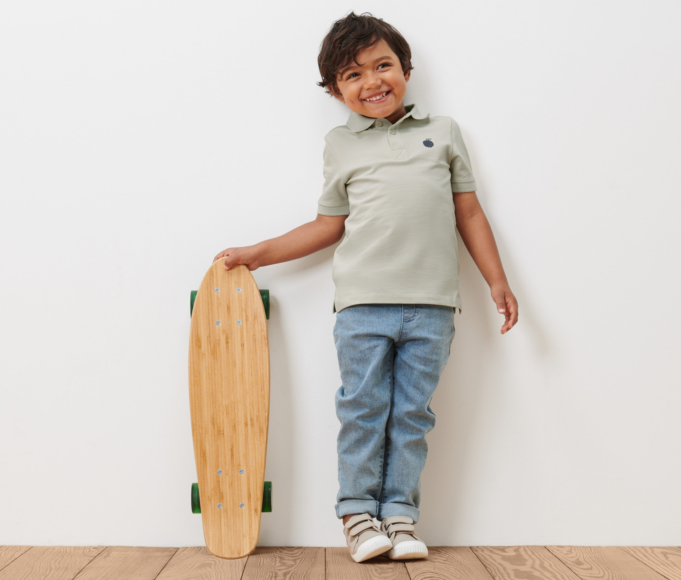 Chlapec v detskom polo tričku (2 ks) sa opiera o skateboard.