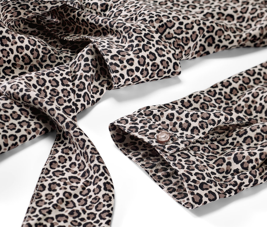 Detail tkaných šiat s leopardou potlačou.