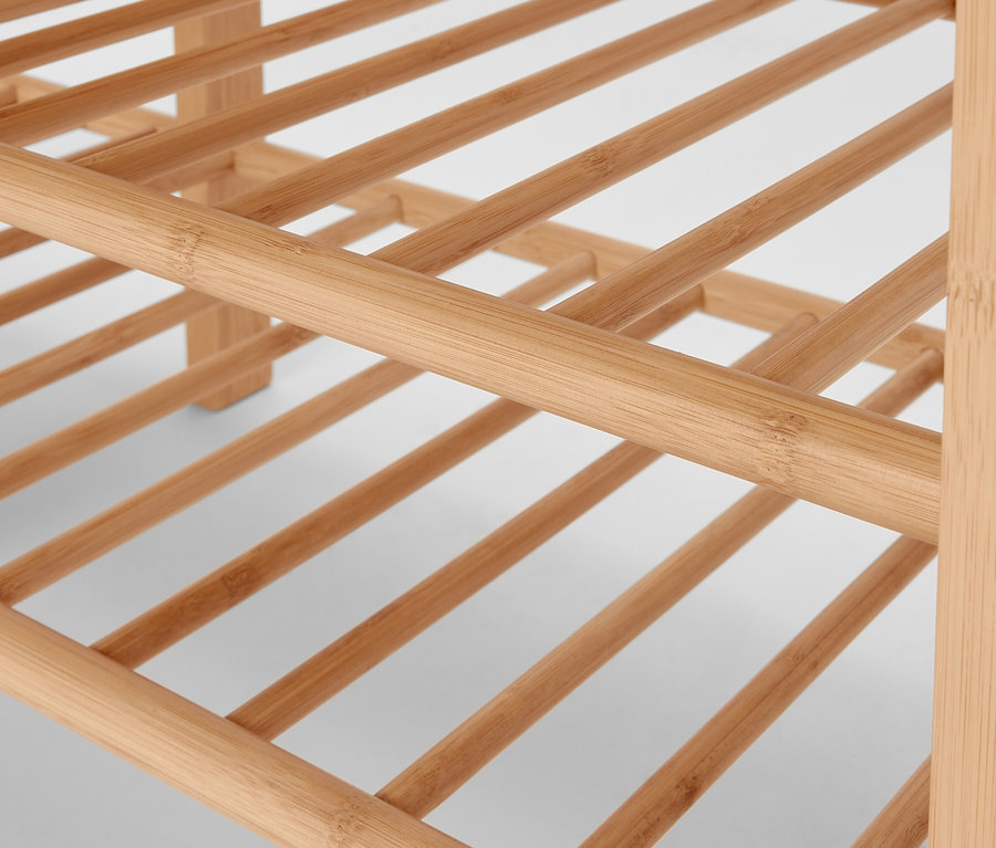 Detail bambusovej lavice s vešiakom na šaty.