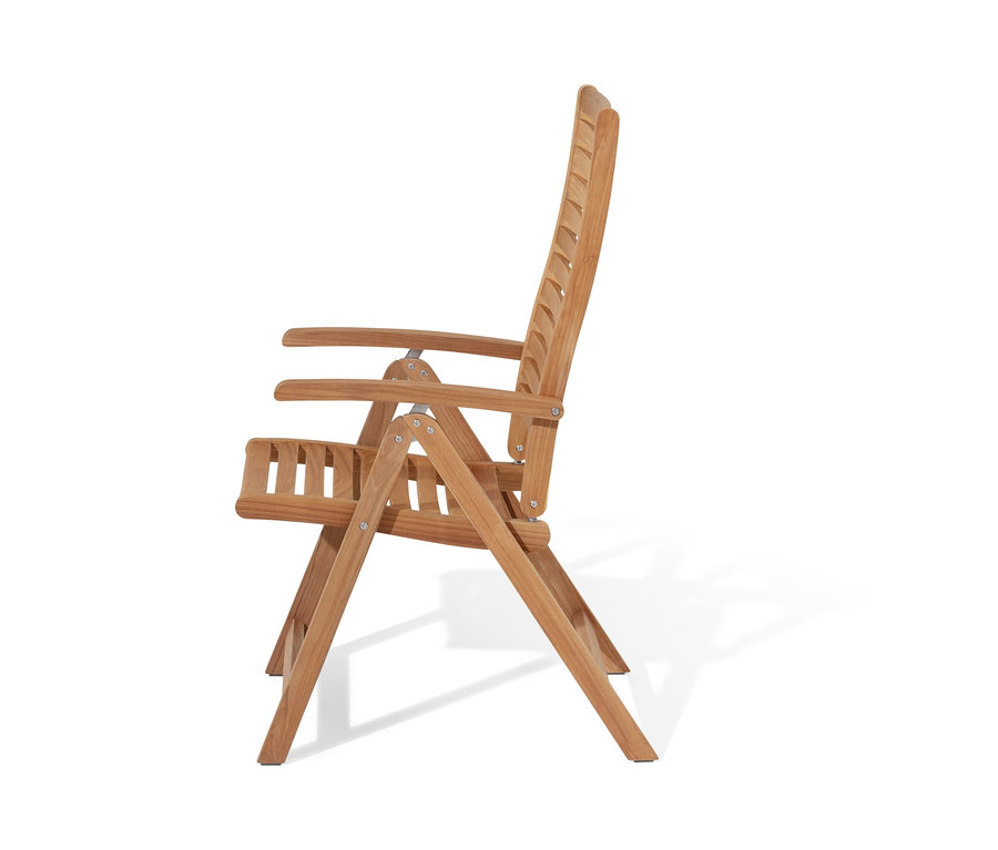 Bočný pohľad na stoličku z tíkového dreva s vysokým nastaviteľným operadlom.