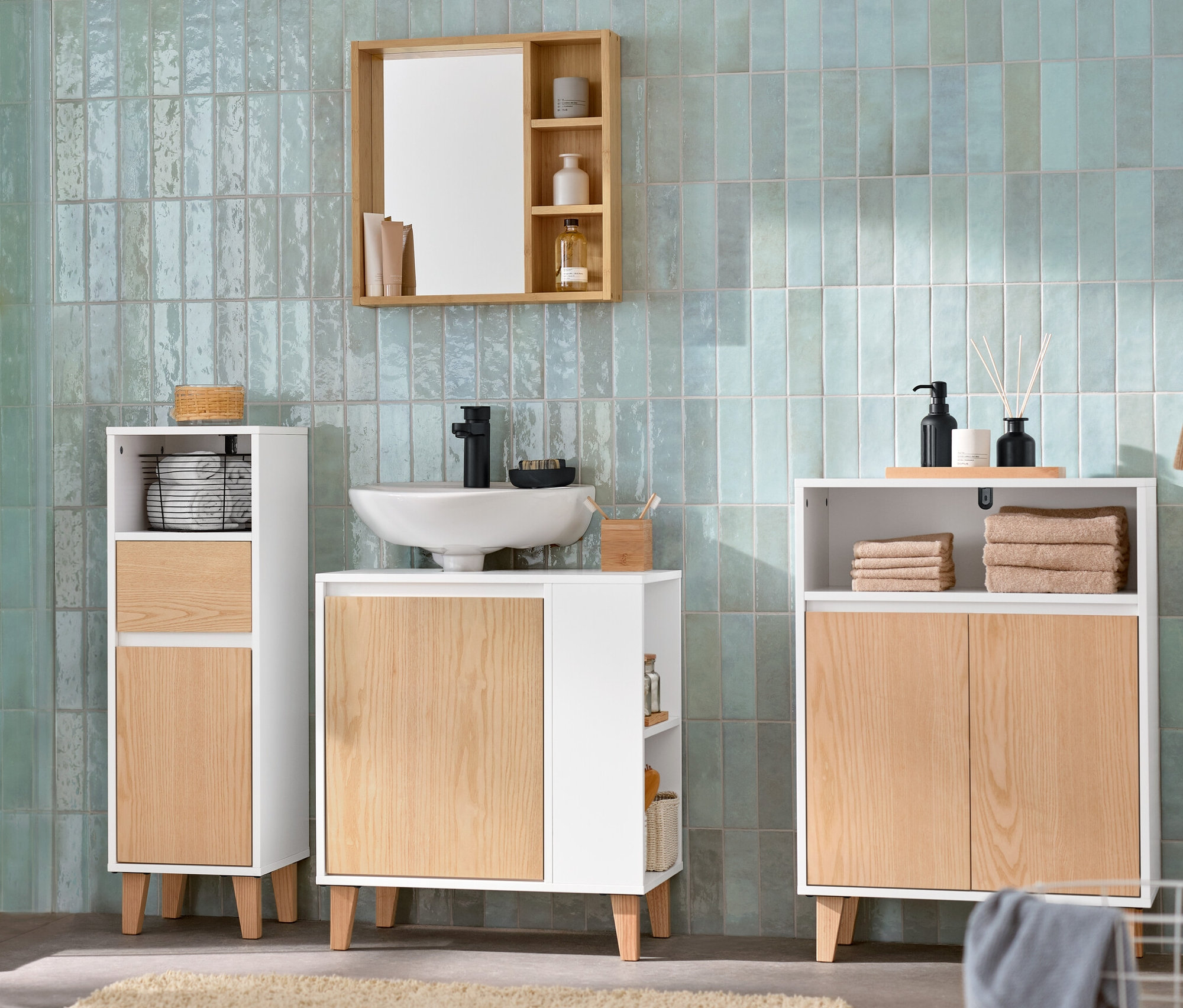 Kúpeľňa s umývadlovou skrinkou s dvierkami a poličkou naboku, zrkadlom s odkladacími poličkami, odkladacou skrinkou s 2 dvierkami a otvoreným priečinkom a kúpeľňovou skrinkou so zásuvkou a dvierkami, úzka.