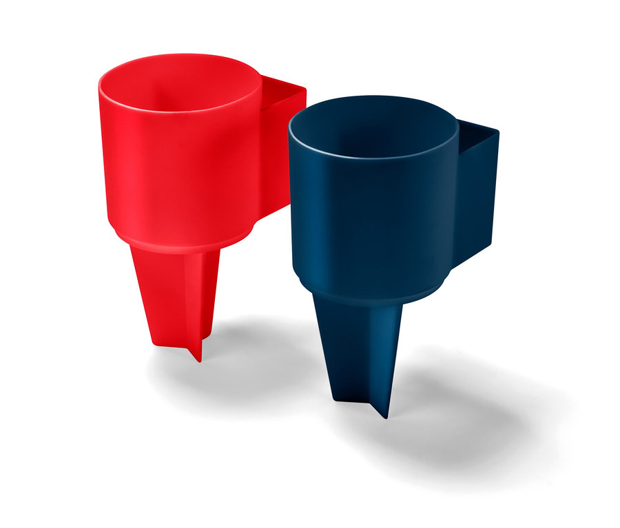 Dva držiaky na plážové poháre, jeden červený a jeden modrý.