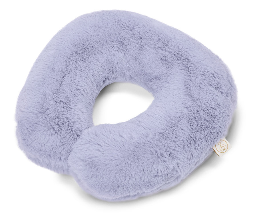 Svetlofialový cestovný vankúš na bielom pozadí.