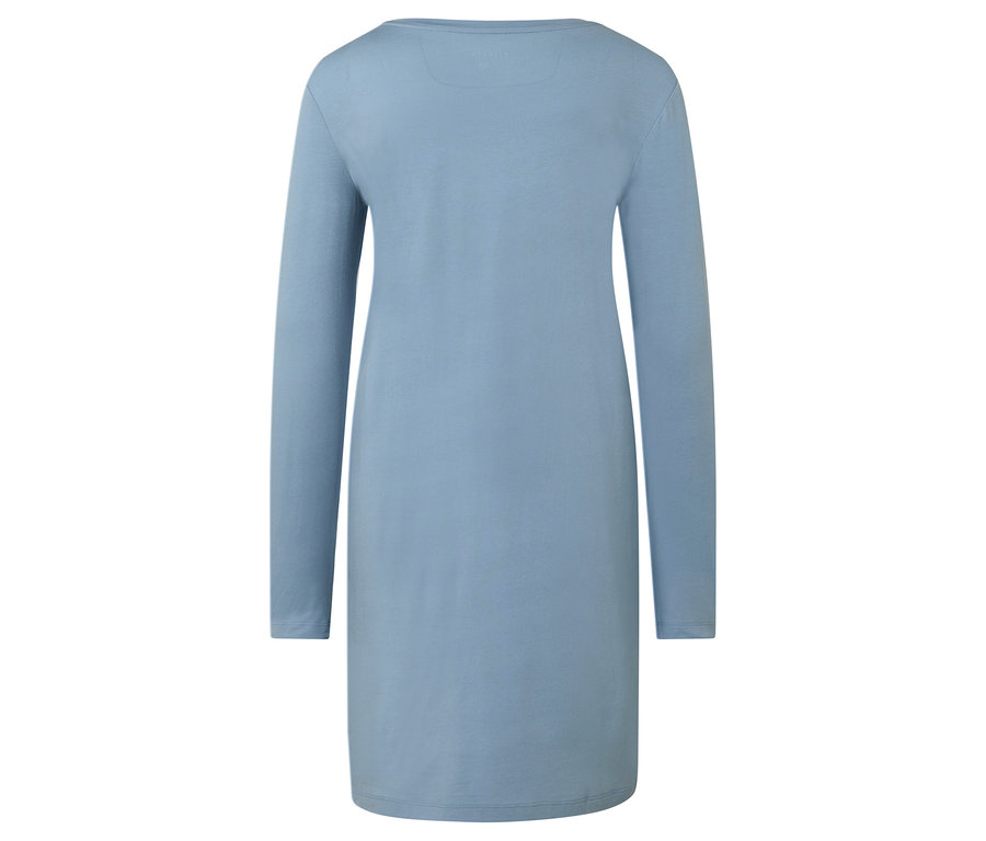 Modré šaty s dlhým rukávom.