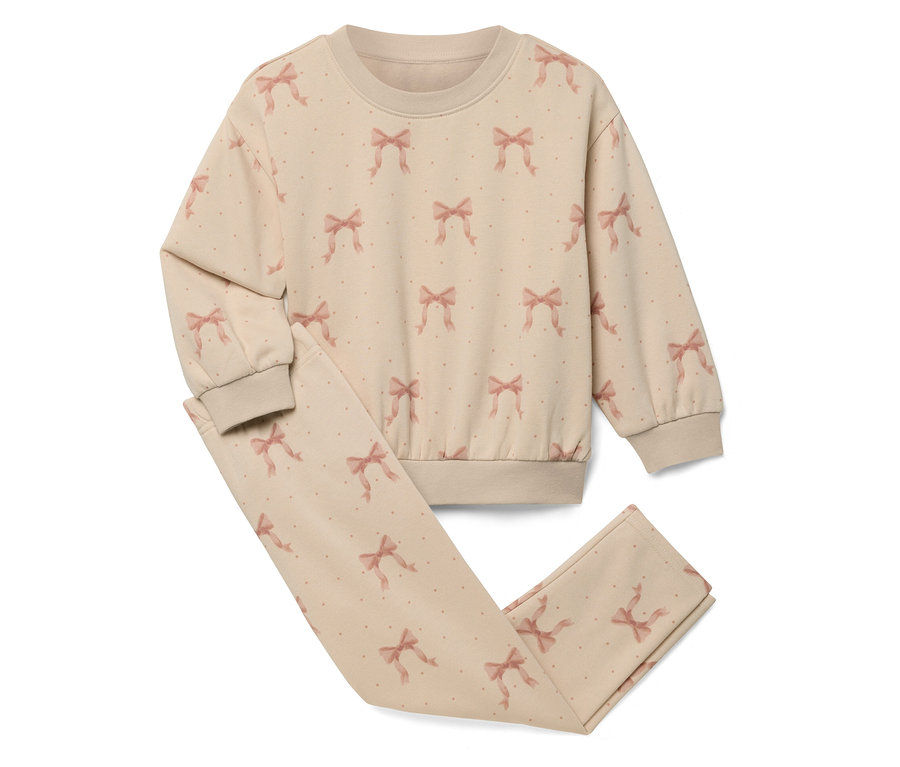 Béžový pyžamový set s mašľami, pozostávajúci z vrchného dielu a nohavíc.