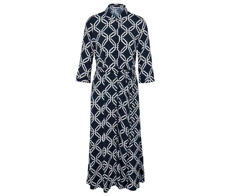 Celkový pohľad na dlhé košeľové šaty s geometrickým vzorom v tmavomodrej a bielej farbe.