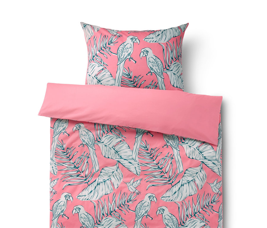 Ružové obliečky z renforcé Tropical Rose s motívom papagájov a listov.