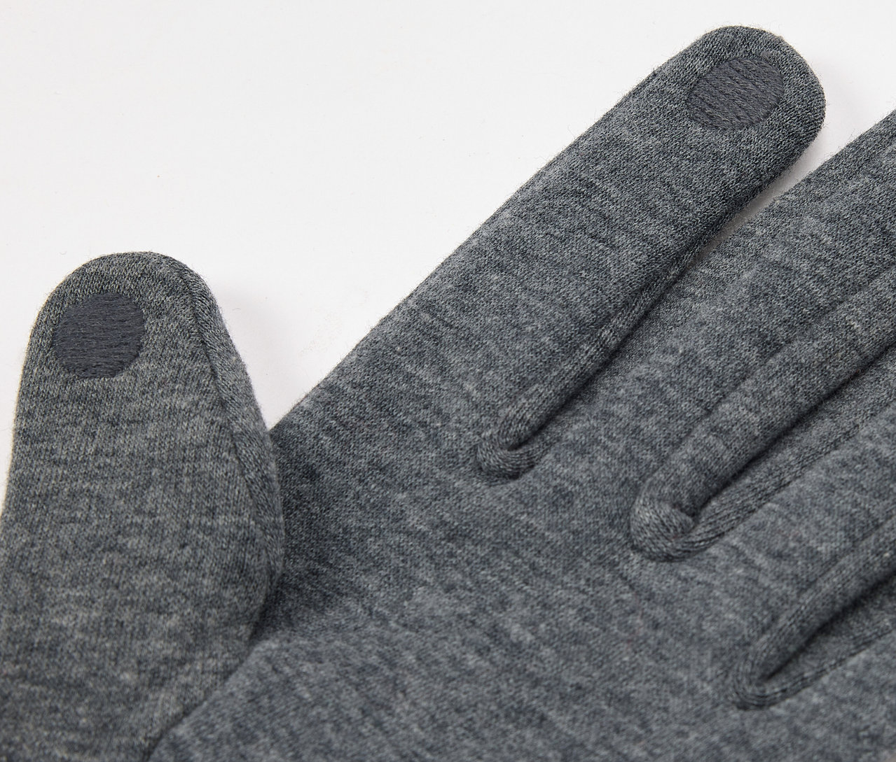 Detail šedej rukavice s dotykovou špičkou prsta.