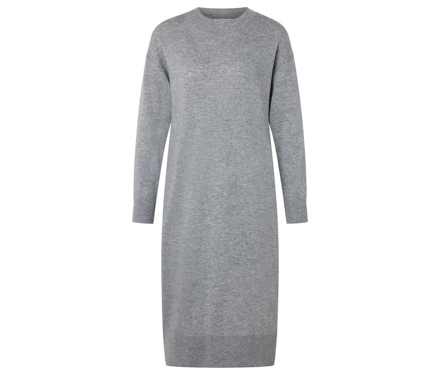 Sivé pletené šaty s kašmírom.