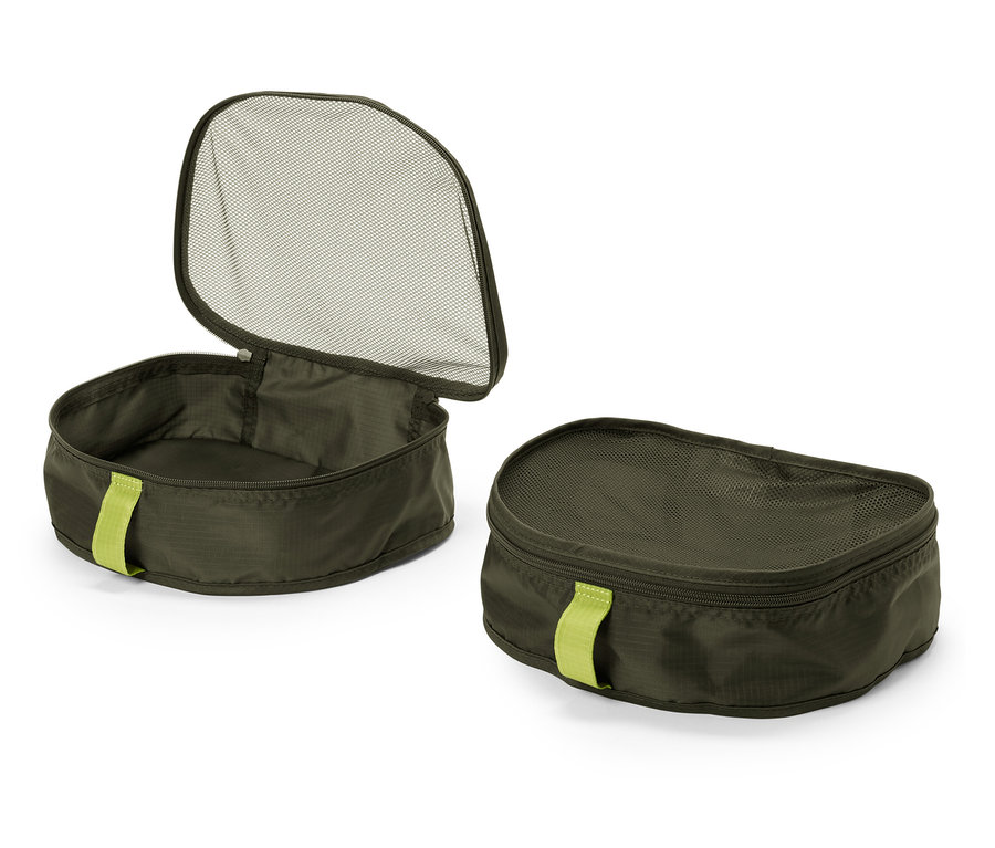 Dve olivovo zelené obaly, jeden otvorený s vekom z čiernej sieťoviny.