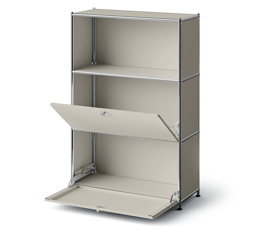 Béžová knižnica s tromi policami, pričom spodné dve police majú otvorené dvierka.