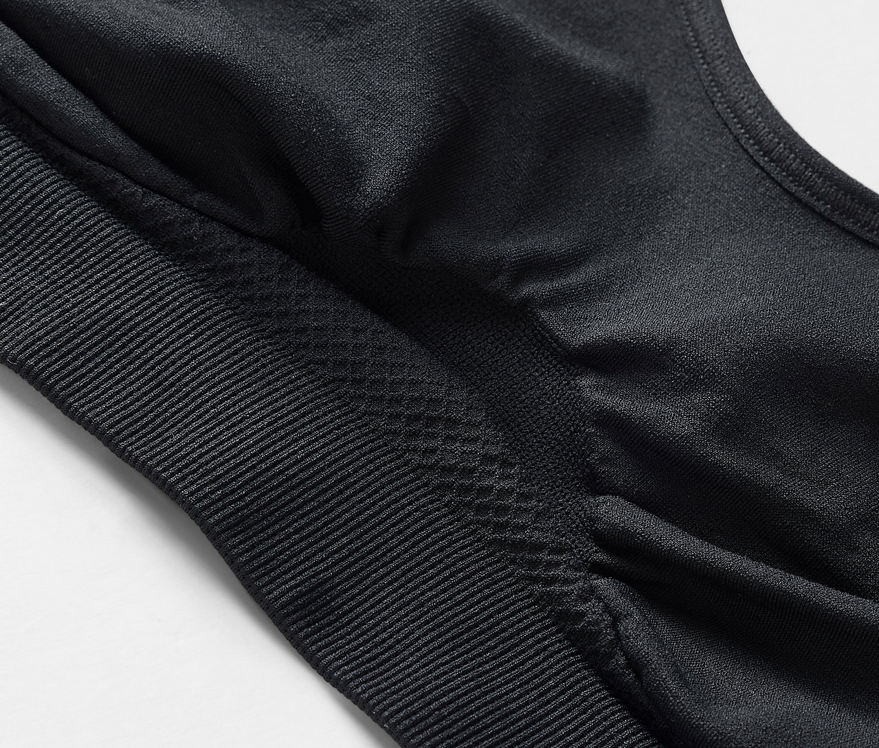 Detailný záber na čiernu športovú podprsenku.