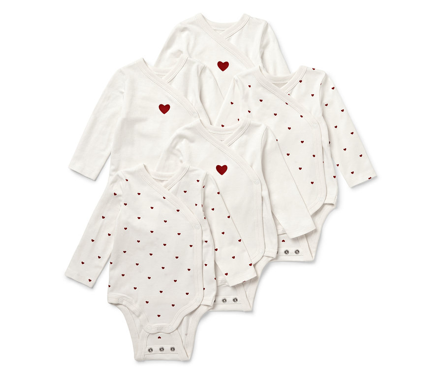 Päť bielych dojčenských body s dlhým rukávom a červenými srdiečkami.