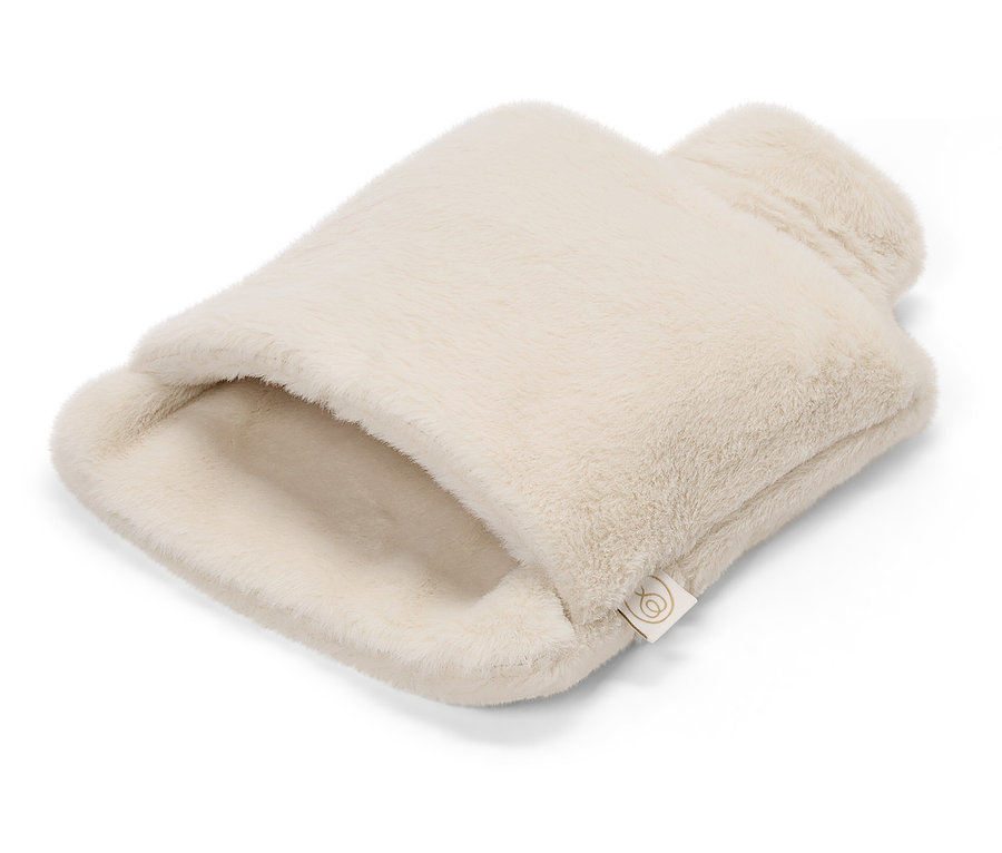 Béžový plyšový termofor leží na bielom pozadí.