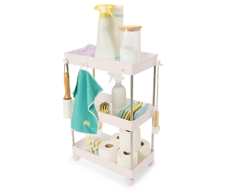 Čistiace prostriedky a príslušenstvo usporiadané na trojposchodovom vozíku.