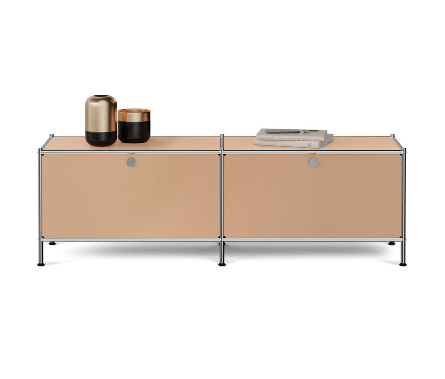 Dve béžové skrinky s kovovým rámom, na ľavej skrinke stoja dve vázy a na pravej kniha.