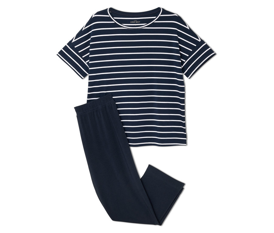 Modré pruhované tričko a tmavomodré nohavice ležia na bielom pozadí.