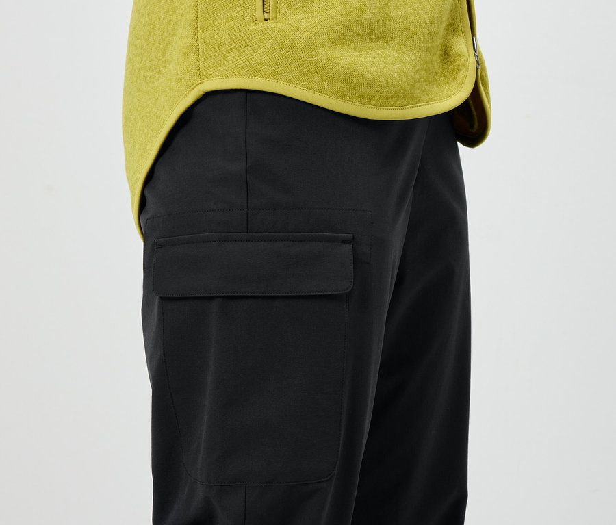 Čierne nohavice s vreckom a žltá bunda.
