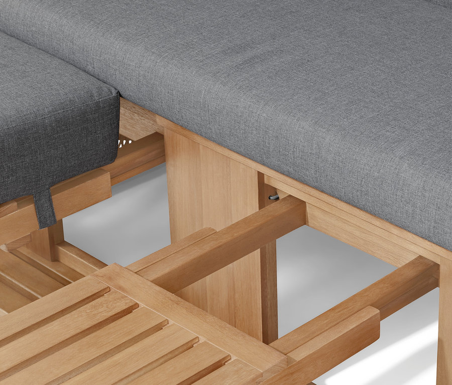 Detailný pohľad na drevený nábytok so sivým čalúnením.