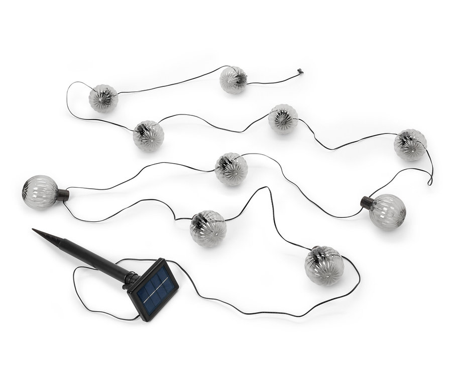 Solárna svetelná reťaz, gule s drážkami, ležia na bielom pozadí.