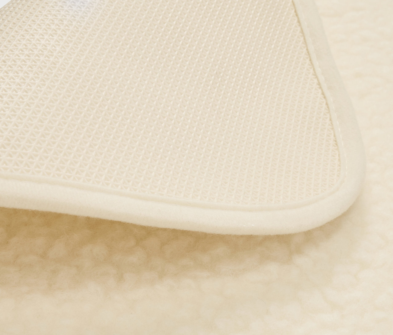 Detailný záber na vlnenú podložku na jogu.