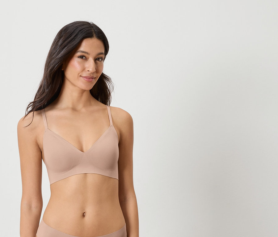 Žena má na sebe telovú podprsenku.