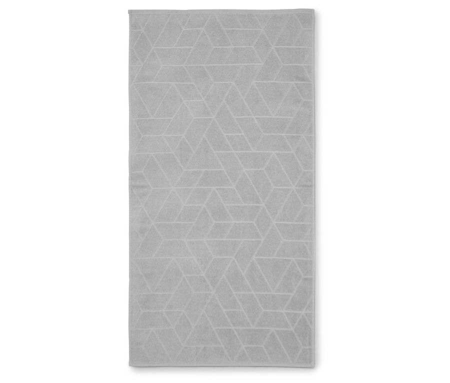 Sivý uterák s geometrickým vzorom leží plocho.