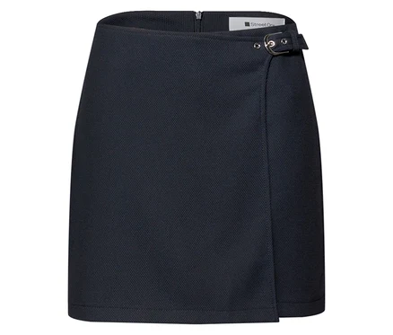Tmavomodrá nohavicová sukňa Skort Street One z textúrovanej látky s prekladaným predným dielom a ozdobnou prackou s dvoma striebornými krúžkami na pravej strane pása.