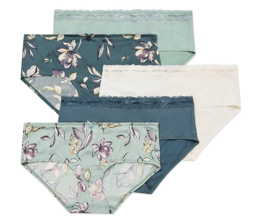 Päť dámskych nohavičiek leží na sebe, s kvetinovými vzormi a čipkovanými detailmi v zelených, modrých a krémových tónoch.