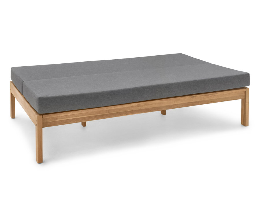 Ležadlo so svetlohnedým dreveným rámom a sivou podložkou.