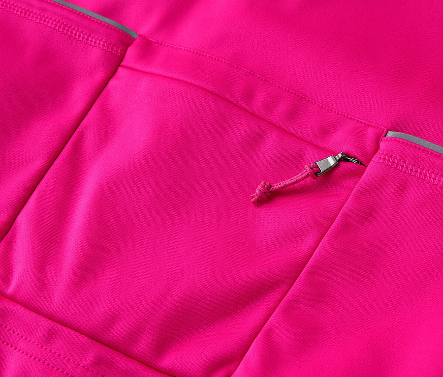 Detailný záber na ružovú bundu s vreckom na zips.