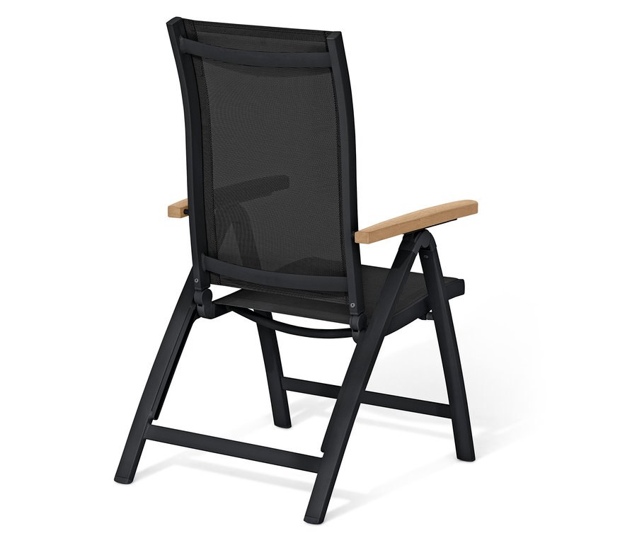 Čierna záhradná stolička s drevenými lakťovými opierkami stojí na bielom pozadí.