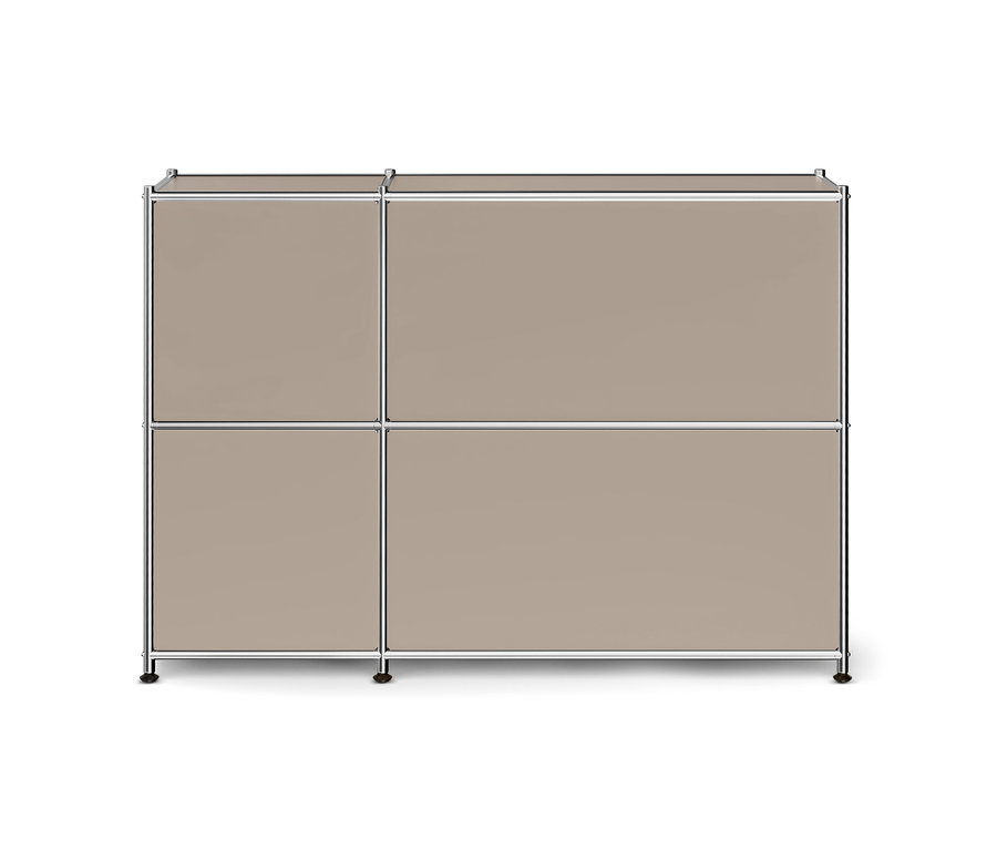 Modulárna skrinka so štyrmi obdĺžnikovými panelmi v béžovo-taupe farbe, orámovaná striebornými kovovými tyčami. Skrinka je dvojradová; ľavý stĺpec má dva užšie panely a pravý stĺpec má dva širšie panely, všetky stoja na malých tmavých nožičkách.