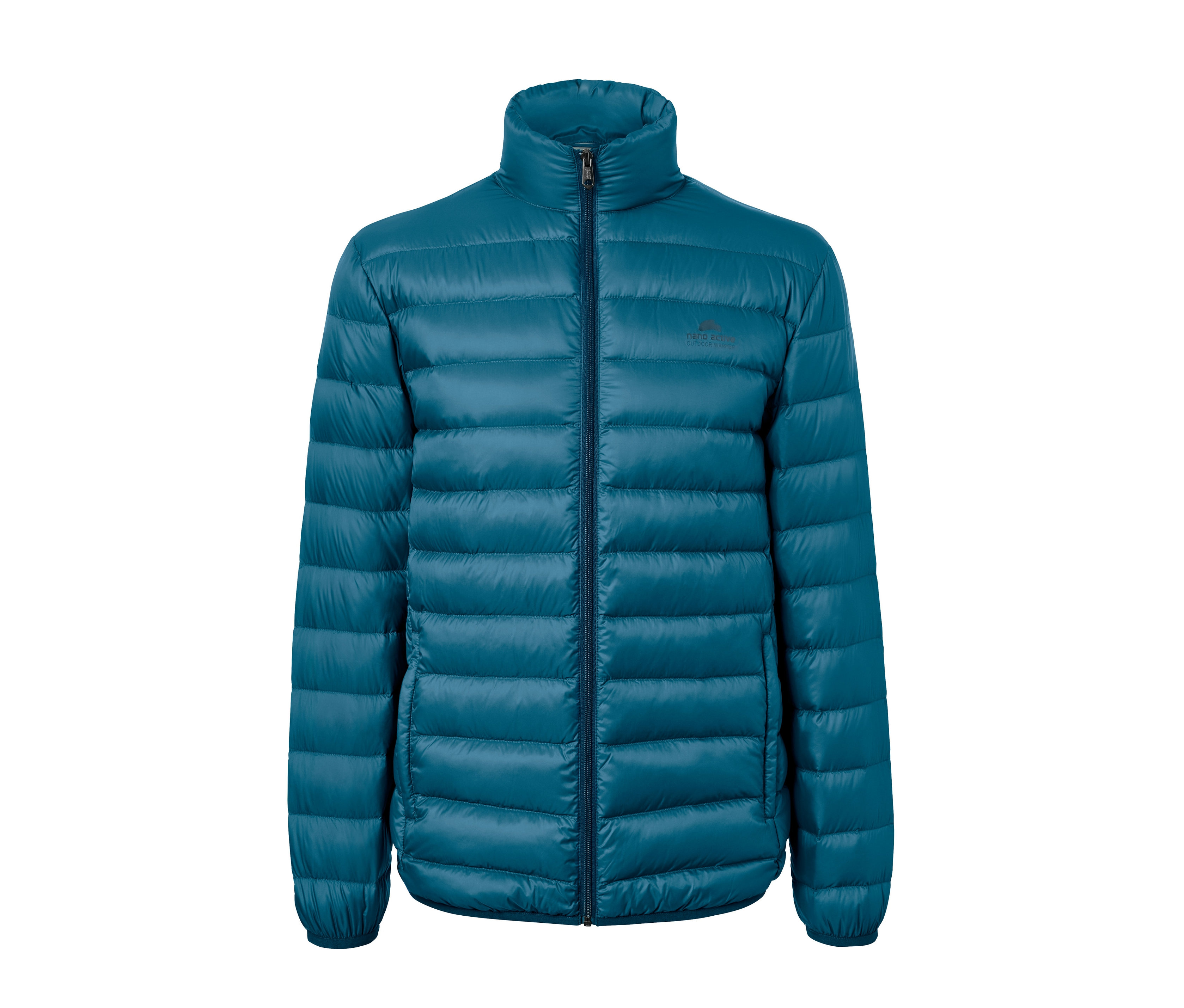 Modrá páperová bunda so zipsom v strede.