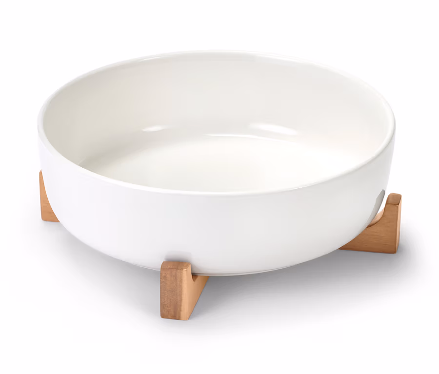 Biela zapekacia misa z porcelánu na drevenom podstavci.