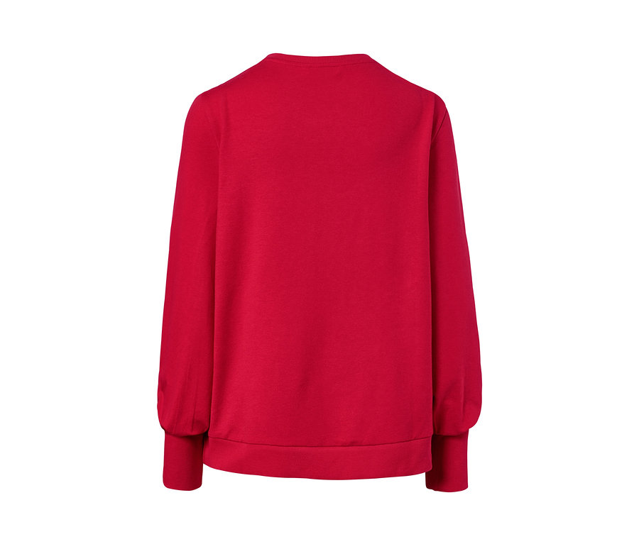 Pohľad zozadu na červenú domácu mikinu.